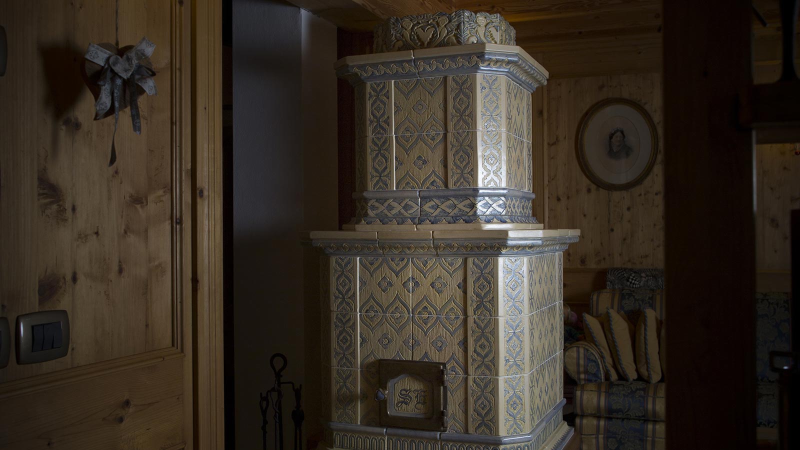 Particolari decorazioni incisioni rilievi ed applicazioni per stufe in maiolica