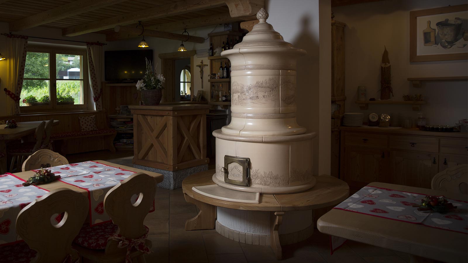 Particolari decorazioni incisioni rilievi ed applicazioni per stufe in maiolica