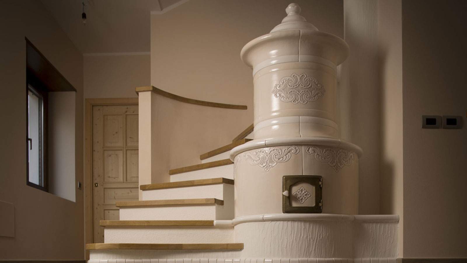 Particolari decorazioni incisioni rilievi ed applicazioni per stufe in maiolica