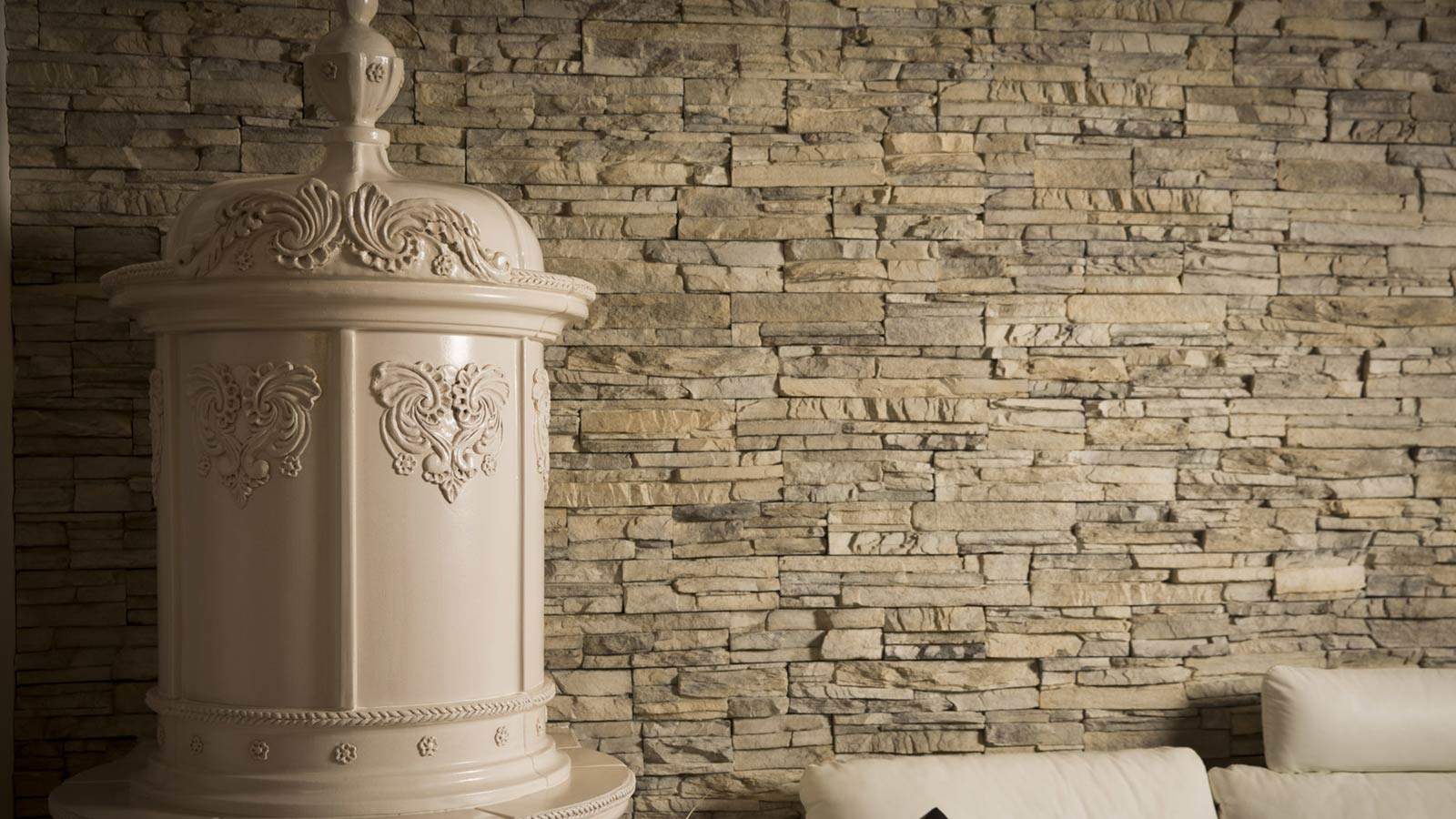 Particolari decorazioni incisioni rilievi ed applicazioni per stufe in maiolica