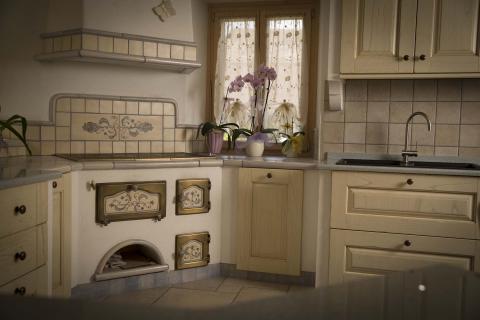 cucina a legna, forno pizza Stufe Collizzolli, Stufe in ceramica fatte a mano