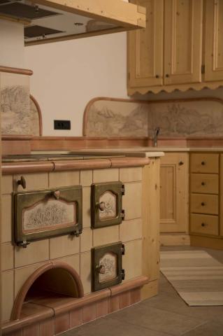 cucina a legna, forno pizza Stufe Collizzolli, Stufe in ceramica fatte a mano