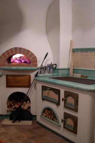 cucina a legna, forno pizza Stufe Collizzolli, Stufe in ceramica fatte a mano