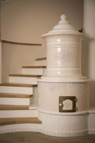Stufa classica in ceramica, Stufe Collizzolli fatte a mano, stufe elettriche e a legna