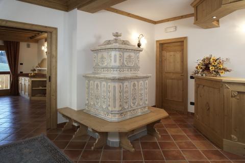 Stufe Collizzolli in stile tirolese stufe in ceramica modello Tirolo